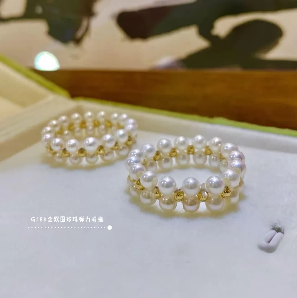 Anello in corda elastica in oro 18 carati con perla AK d'acqua dolce da 3-4 mm, rotondo, forte luce, senso del design di nicchia