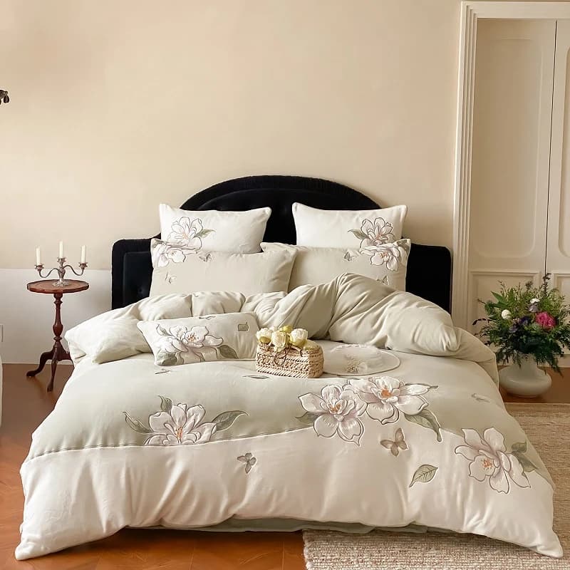 Set of luxury bedding with chic flower embroidery Set of double face velvet winter duvet Set of flat/with corners Lore 4 pieces