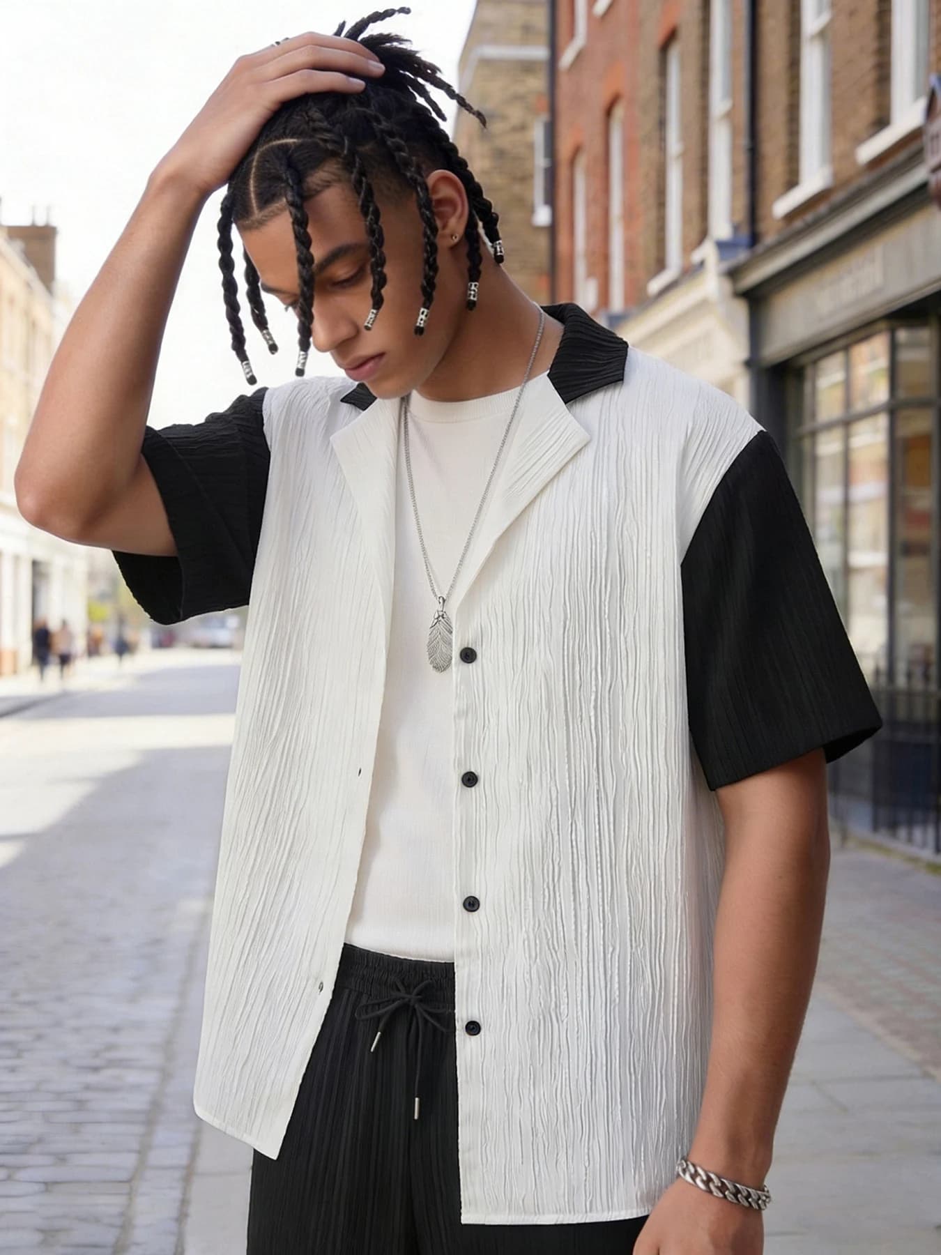 Men's Black and White Contrast Color Cuban Collar Short-Sleeved Shirt and Black Shorts Two-Piece Set, Pleated Texture Summer Casual Outfit, Men's Trendy Complete Outfit Set