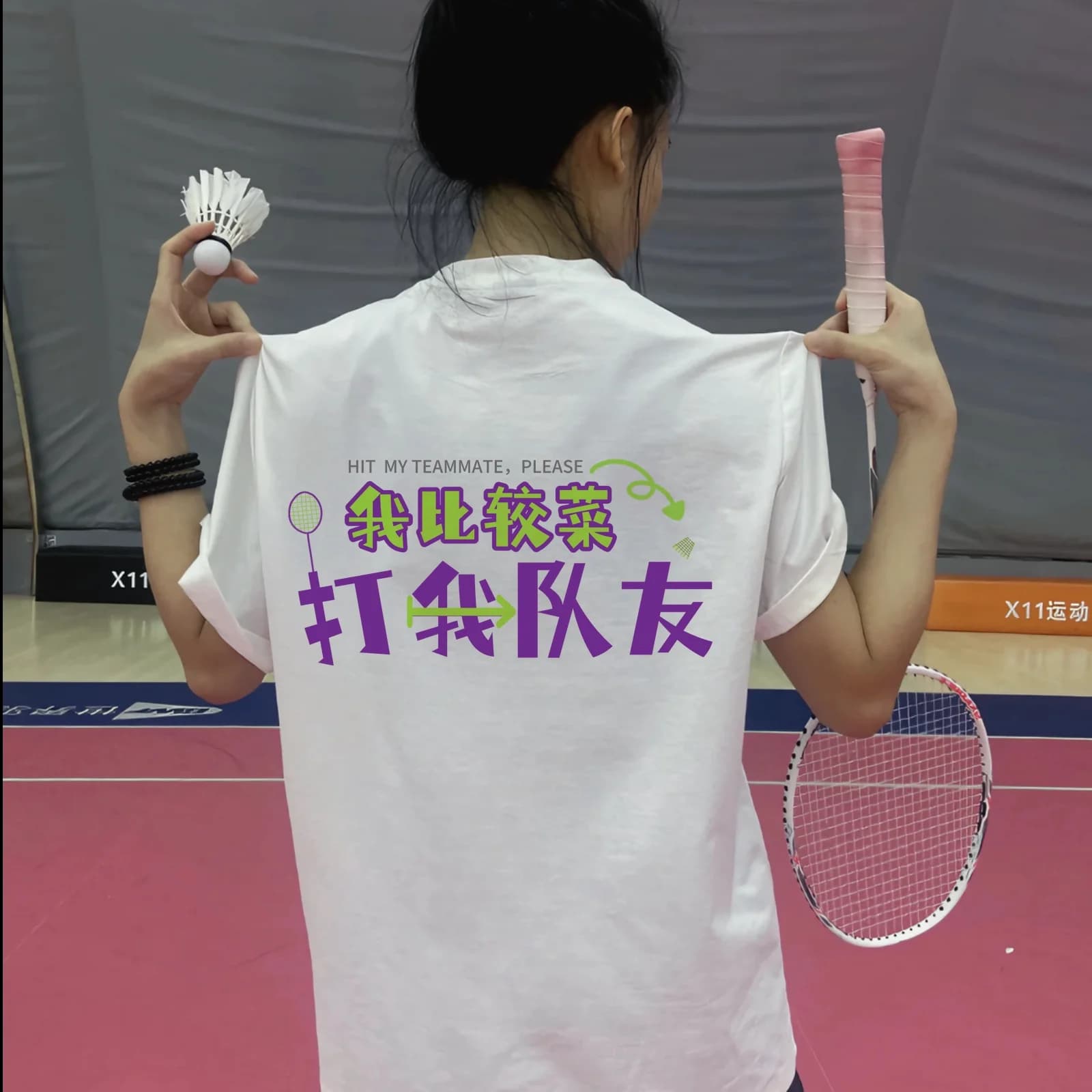 Non sono abile nel indossare le divise sportive a maniche corte con motivi a cartoni animati per il badminton e le magliette traspiranti da allenamento per coppie.