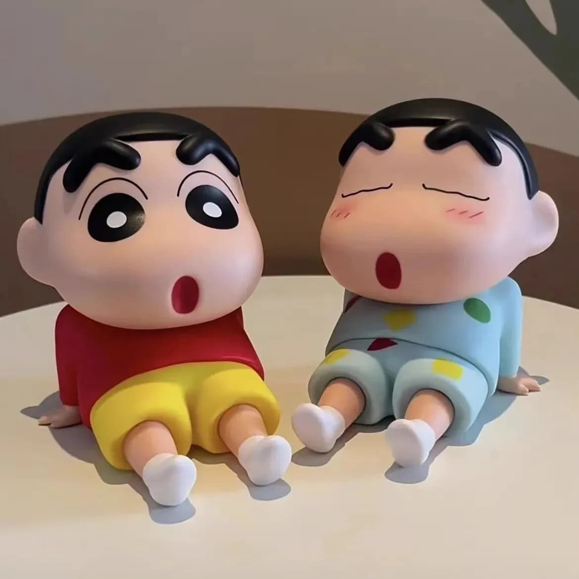 Crayon Shin-Chan Figure Phone Holder Kawaii Anime Table Ornaments Cartoon Watching TV Phone Holder Doll Decorations cute