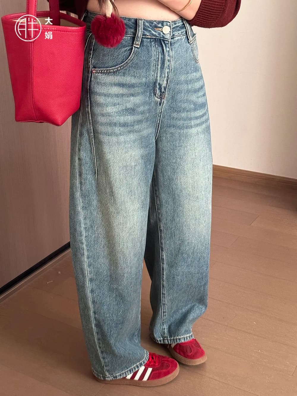 Jeans Slim Fit a Vita Alta con Taglio Curvo, Gamba Dritta, Blu Chiaro, Denim Vintage Lavato per Donna, Primavera Autunno