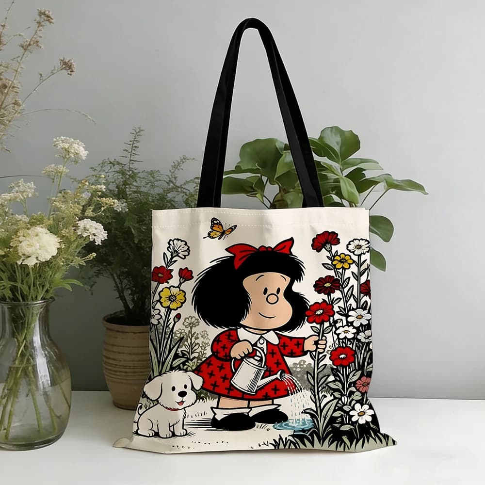 Borsa tote vintage con ragazza dei cartoni animati e cucciolo che si giardinaggiano, con una graziosa scena di annaffiatura, accenti rossi vivaci e dettagli a farfalla.