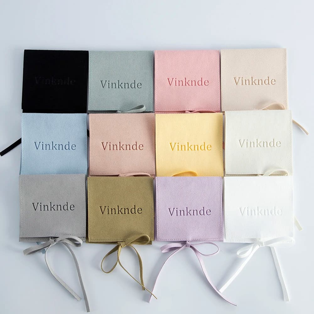 100pcs Logo personalizzato Microfiber velluto gioielli Gift Bag Natale nozze favori per gli ospiti Bulk Candy Organizer Pouch Anelli Orecchini Bracciale Packaging Storage Bag Small Busines