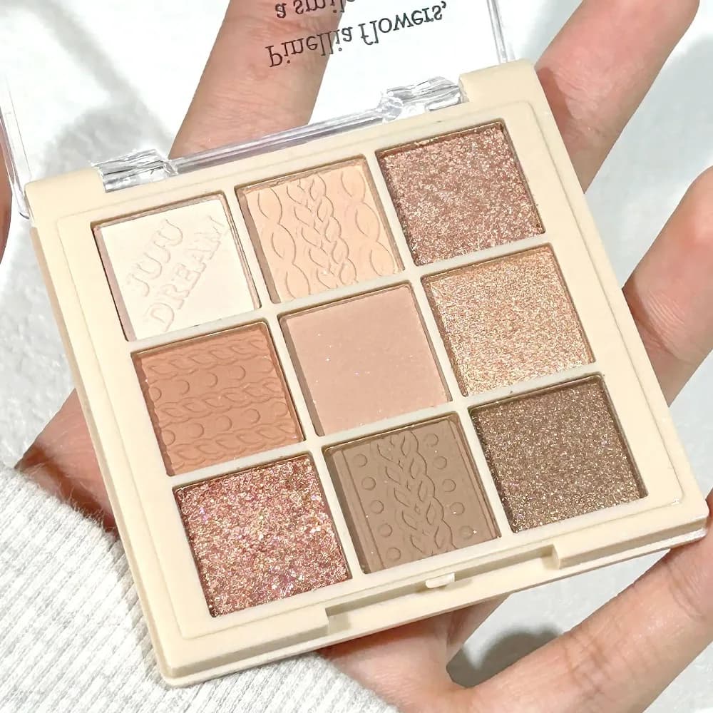 Lussuosa palette di ombretti a nove colori: effetti velvet opachi e glassati, resistenti e impermeabili, toni bacche, marroni e nude