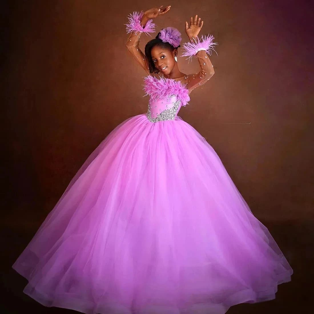 Abiti da ragazza di fiore eleganti personalizzati per abito da ballo da prima comunione per festa di compleanno con maniche lunghe in piume da sposa