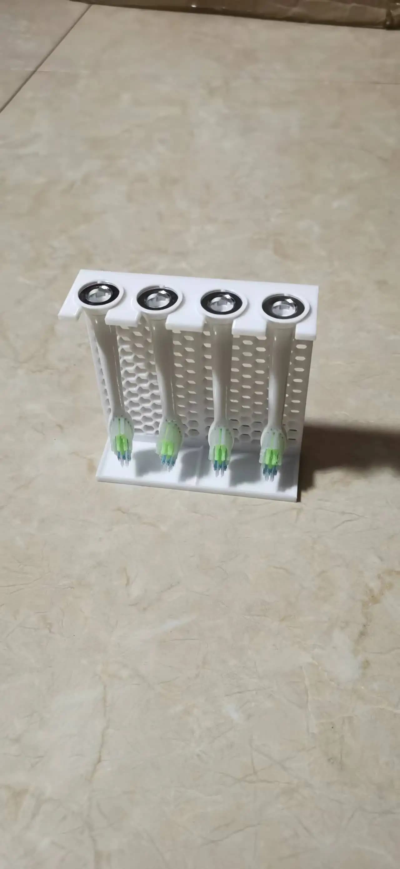 Compatible with the Oral-B toothbrush head replacement support, integrated 4 heads support to keep your plan tidy.