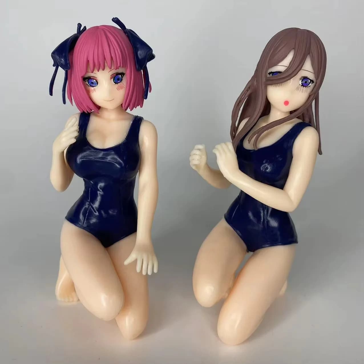 Statuetta Anime Generica The Quintessential Quintuplets Nakano Nino Nakano Miku in Costume da Bagno, Decorazione da Scrivania, Modellino da Collezione per Fan