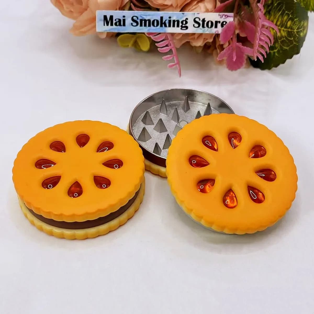Smerigliatrice per erbe per biscotti da 2,2 pollici Smerigliatrice manuale a 2 strati per spezie Mulino per sale Pepe Malta Pestello Erba cruda Smerigliatrice per tabacco Fumo Strumento per sigarette