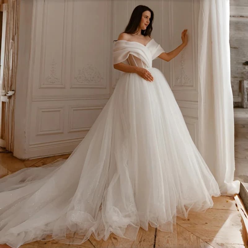Abito da sposa romantico in organza con spalle scoperte e maniche a piega, abito da ballo in tulle glitterato con strascico a cattedrale, personalizzabile