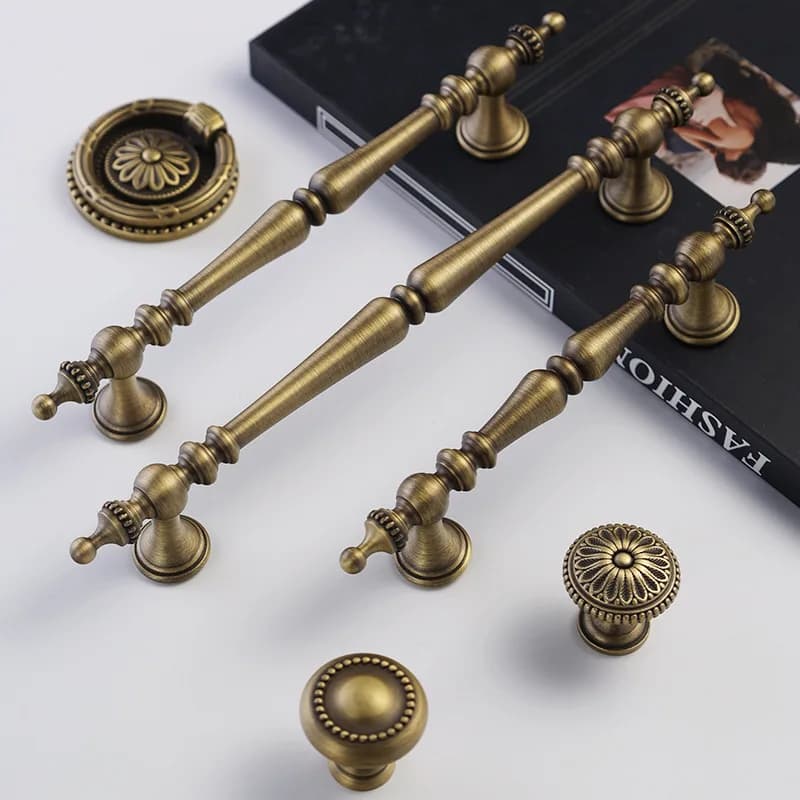Maniglie per mobili in ottone antico Forma a corona Ferramenta per mobili in bronzo Camera da letto Guardaroba Maniglie per porte Scatola per scarpe Manopole per cassetti da cucina