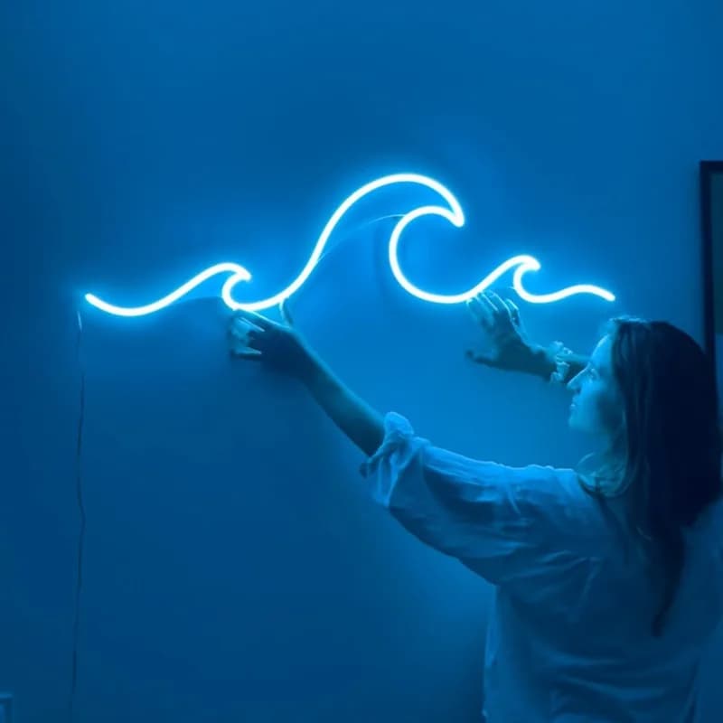 1 esclusivo insegna luminosa a LED al neon con design a piccole onde, alimentata tramite USB, facile da appendere. Perfetto per decorare la casa, ideale per Natale
