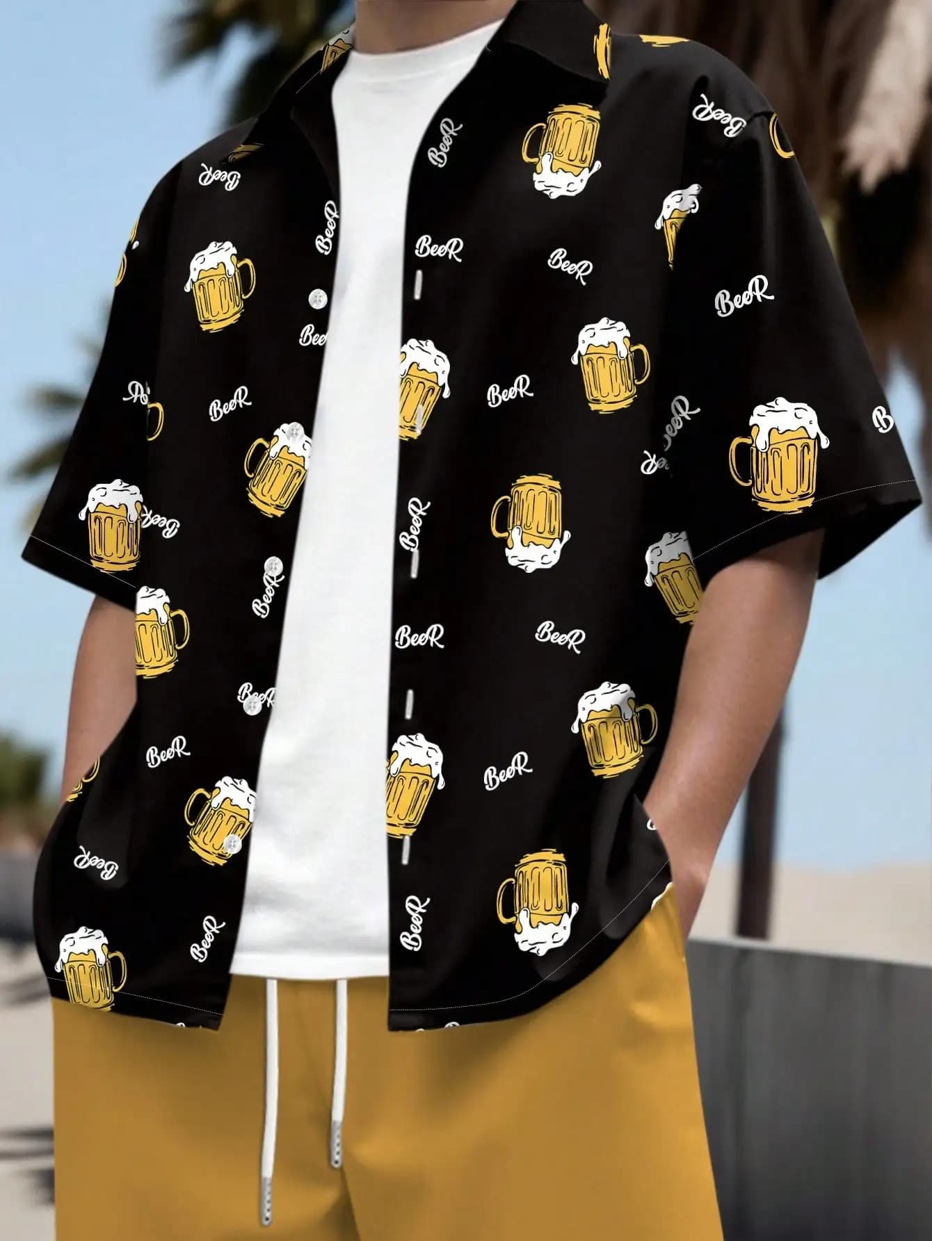 Camicia casual da uomo nera a maniche corte con stampa a forma di boccale di birra
