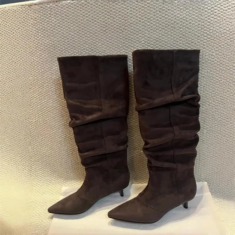 Stivali alti al ginocchio slouch in pelle scamosciata Stivali lunghi da donna eleganti con punta a punta e tacco basso Stivali marroni autunnali alla moda con design increspato chic vintage