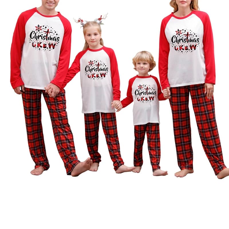 Pigiama natalizio coordinato per la famiglia Set T-shirt con stampa di lettere a maniche lunghe con pantaloni scozzesi Pigiama da notte per tutto