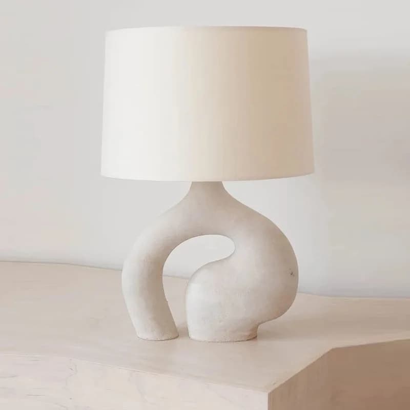Lampada da tavolo moderna semplice in resina bianca artistica Soggiorno Camera da letto Illuminazione a LED Copertura in tessuto Lampada da scrivania creativa E27 per decorazioni per interni