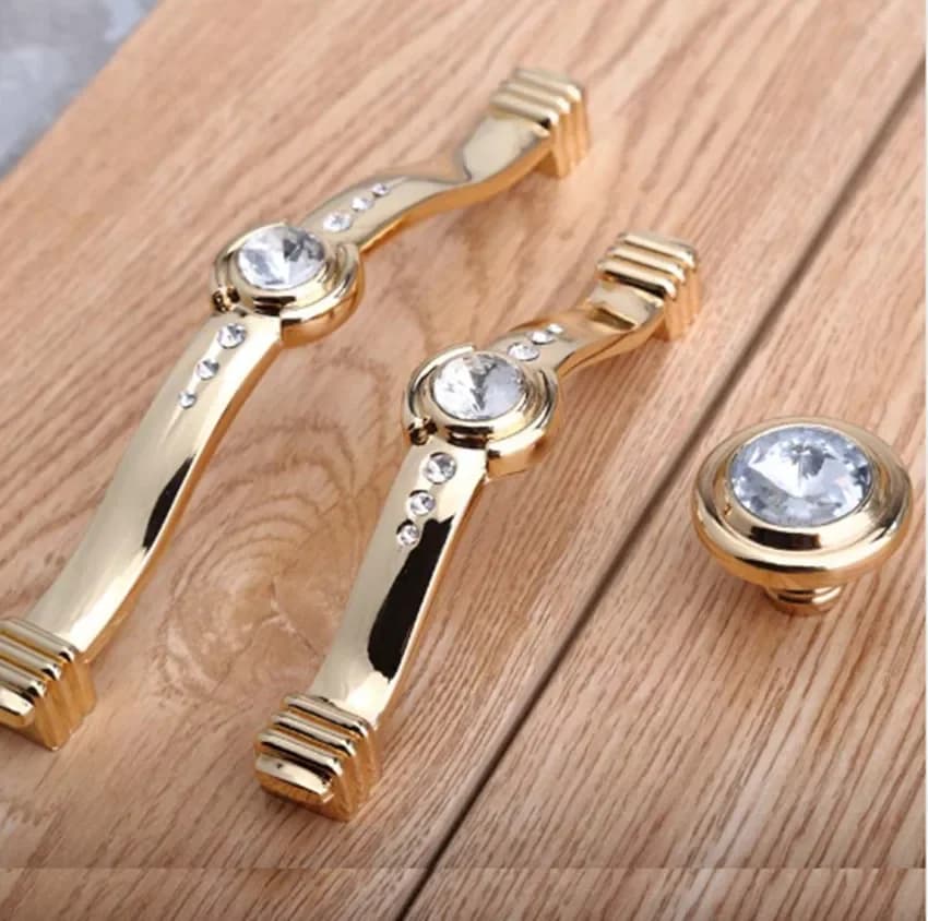 Maniglie per mobili con strass di lusso alla moda moderna da 96 mm 128 mm Maniglie per pomelli per cassetti in vetro dorato e cristallo