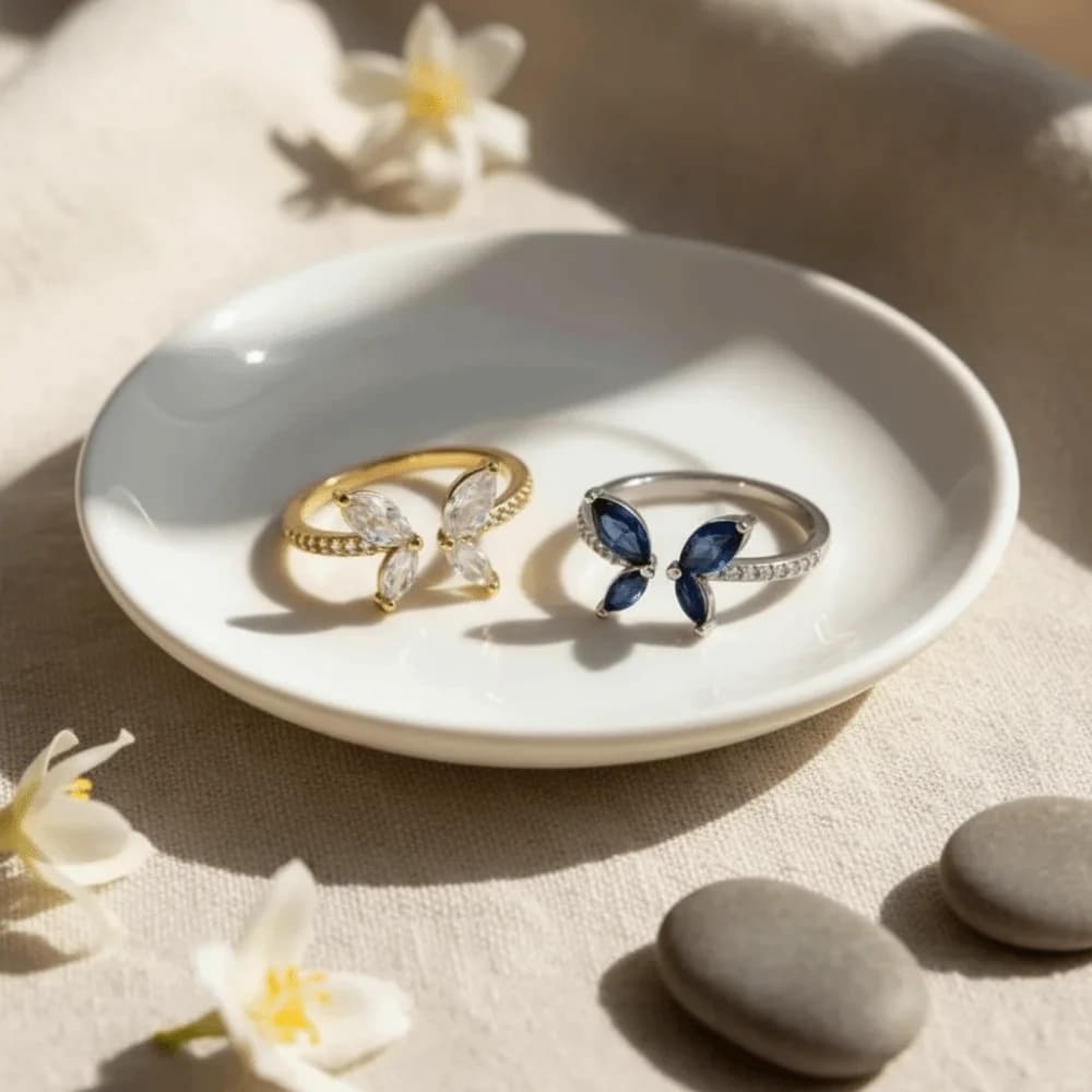 Anello a Farfalla di Lusso con Zirconi, Anello Regolabile in Metallo con Farfalla, Gioiello da Dito con Strass Raffinati per Donne e Signore