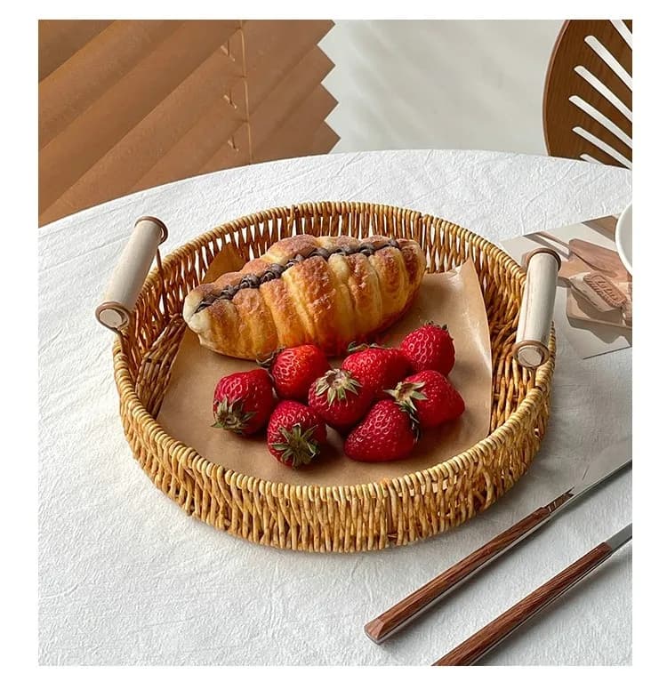 Piatto per frutta, snack posati sotto il vassoio, torta dim sum, cestino in rattan intrecciato, piatto per frutta secca, cestino per pane