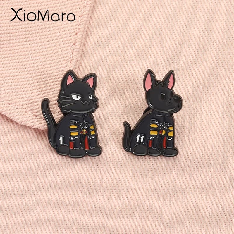 F1 Racing Cat Dog Spille smaltate Spilla in lega di animali dei cartoni animati Spilla per zaino Distintivo Accessori per gioielli di moda Regalo per gli amici