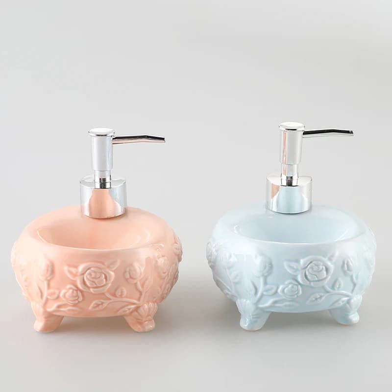 Dispenser di sapone liquido in ceramica Bottiglia di stampa rosa in rilievo Dispenser di accessori per il bagno per bottiglia di gel per shampoo di sapone liquido