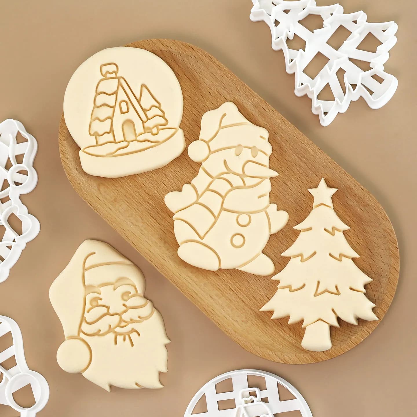 4 pezzi di biscotti natalizi con Babbo Natale, pupazzo di neve, sfera di cristallo, a forma di albero di Natale, stampi per glassa di zucchero, per decorazioni natalizie