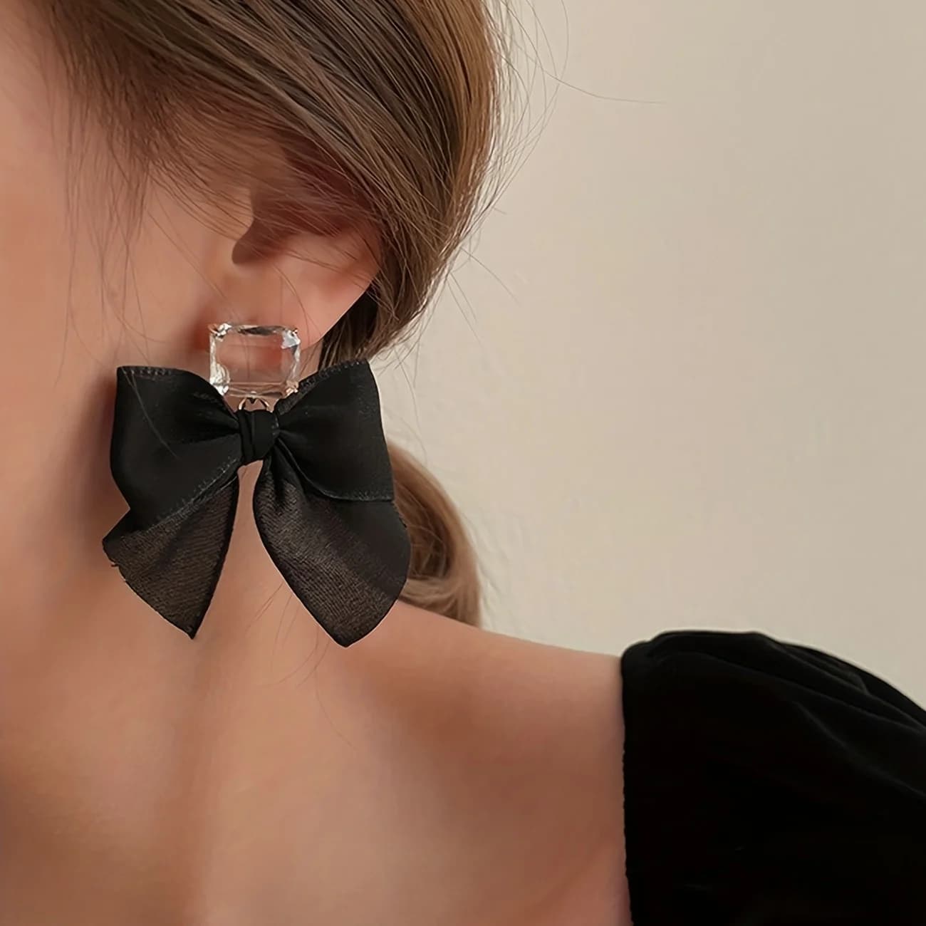 1 Pair - Fashion Bow Women's Fashion Stud Earrings - Shining Black Zircon, Vintage Sexy Style - Simple and Elegant Daily Jewelry