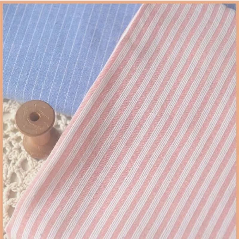 Camicia estiva in cotone e lino a righe verticali sottili blu navy bianco cipria, gonna, federa, asciugamano per divano, bambola per bambini