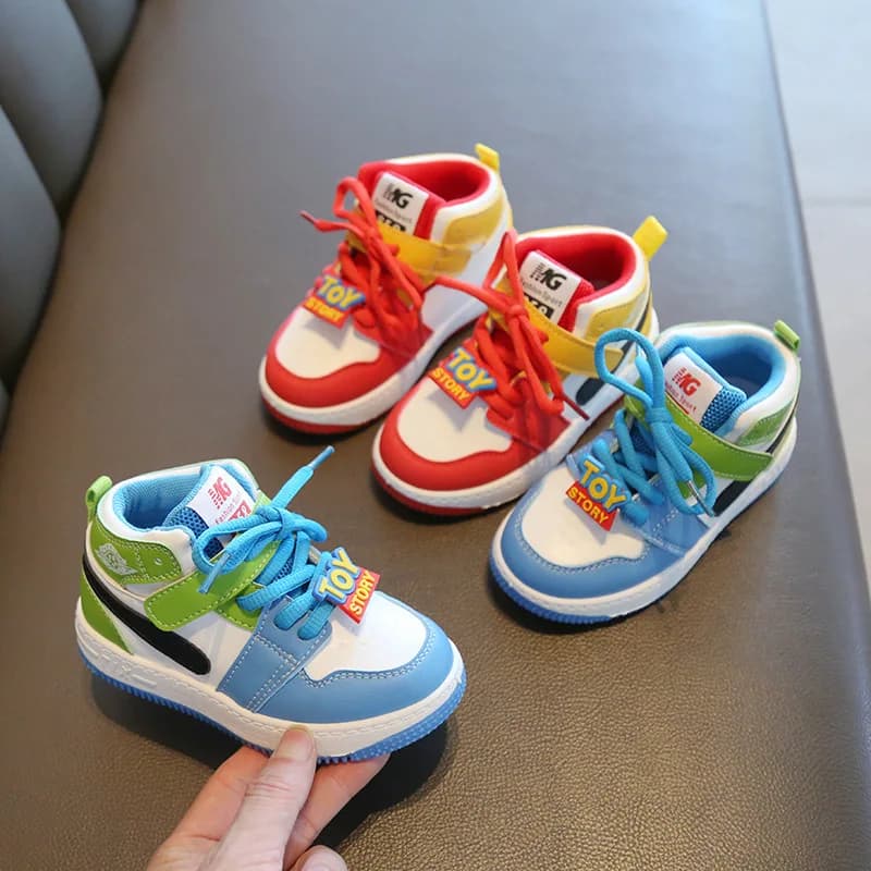 Scarpe sportive per bambini 2023 scarpe da tavolo per il tempo libero per ragazzi primaverili scarpe da basket per ragazze antiscivolo alte scarpe per bambini con suola morbida