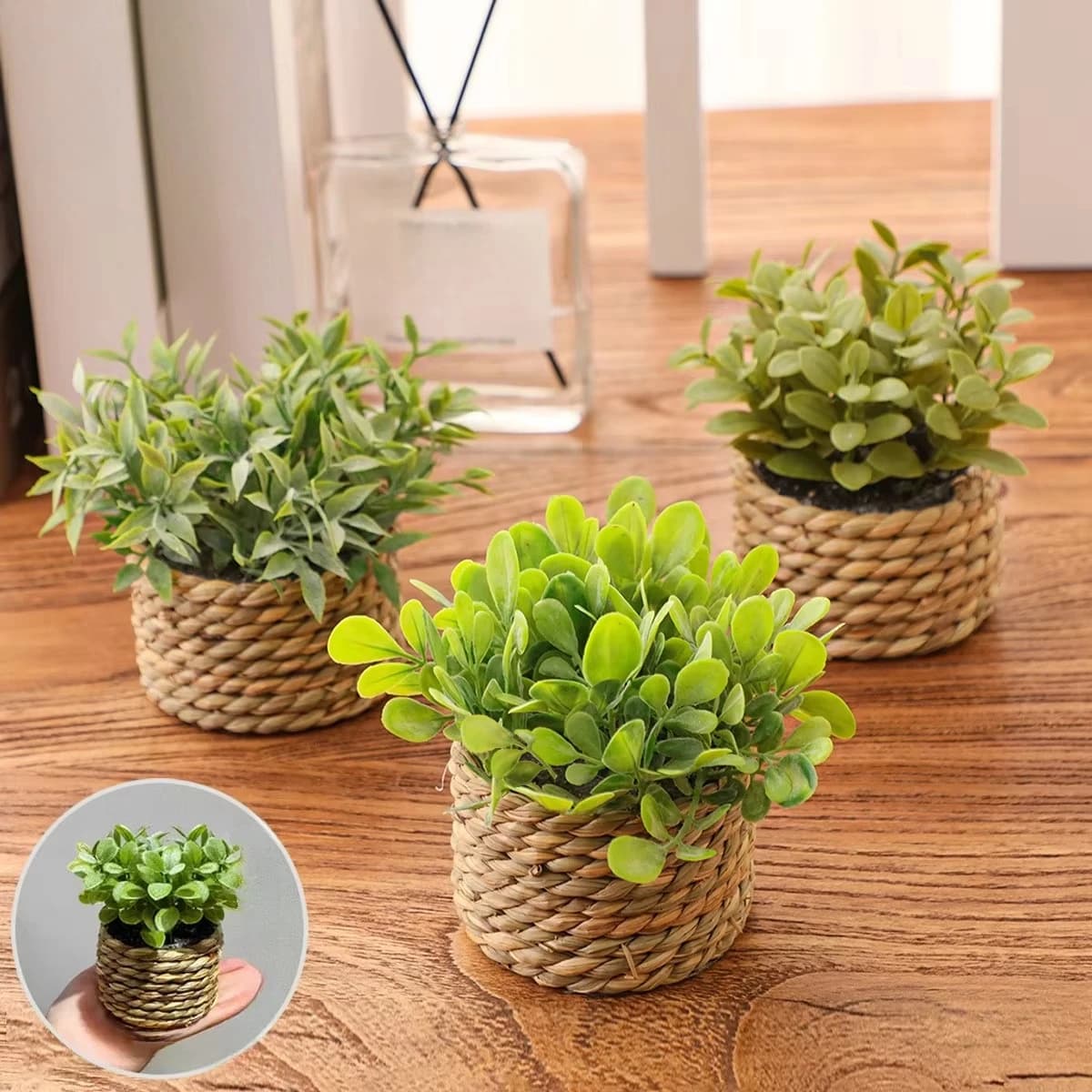 Mini Pianta Artificiale di Eucalipto Verde in Vaso Intrecciato in PE per Decorazione Casa, Ufficio, Scrivania, Feste, Ornamenti e Regali