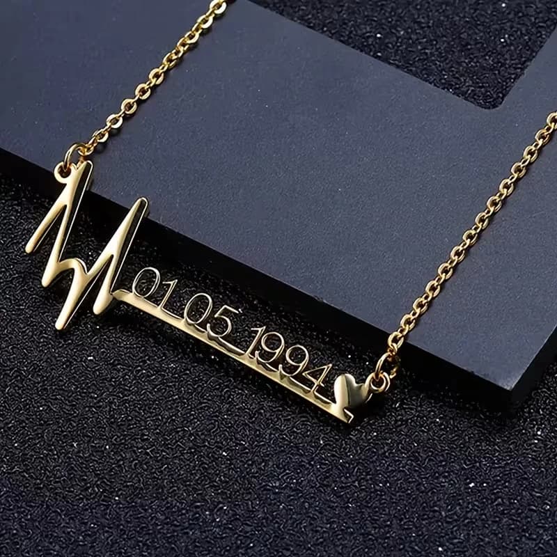 Collana Personalizzata con Data, Anno e Nome, Design a Battito Cardiaco, in Acciaio Inossidabile, Ciondolo con Lettere e Numeri Personalizzabili, Regalo Fai-da-Te per Donne