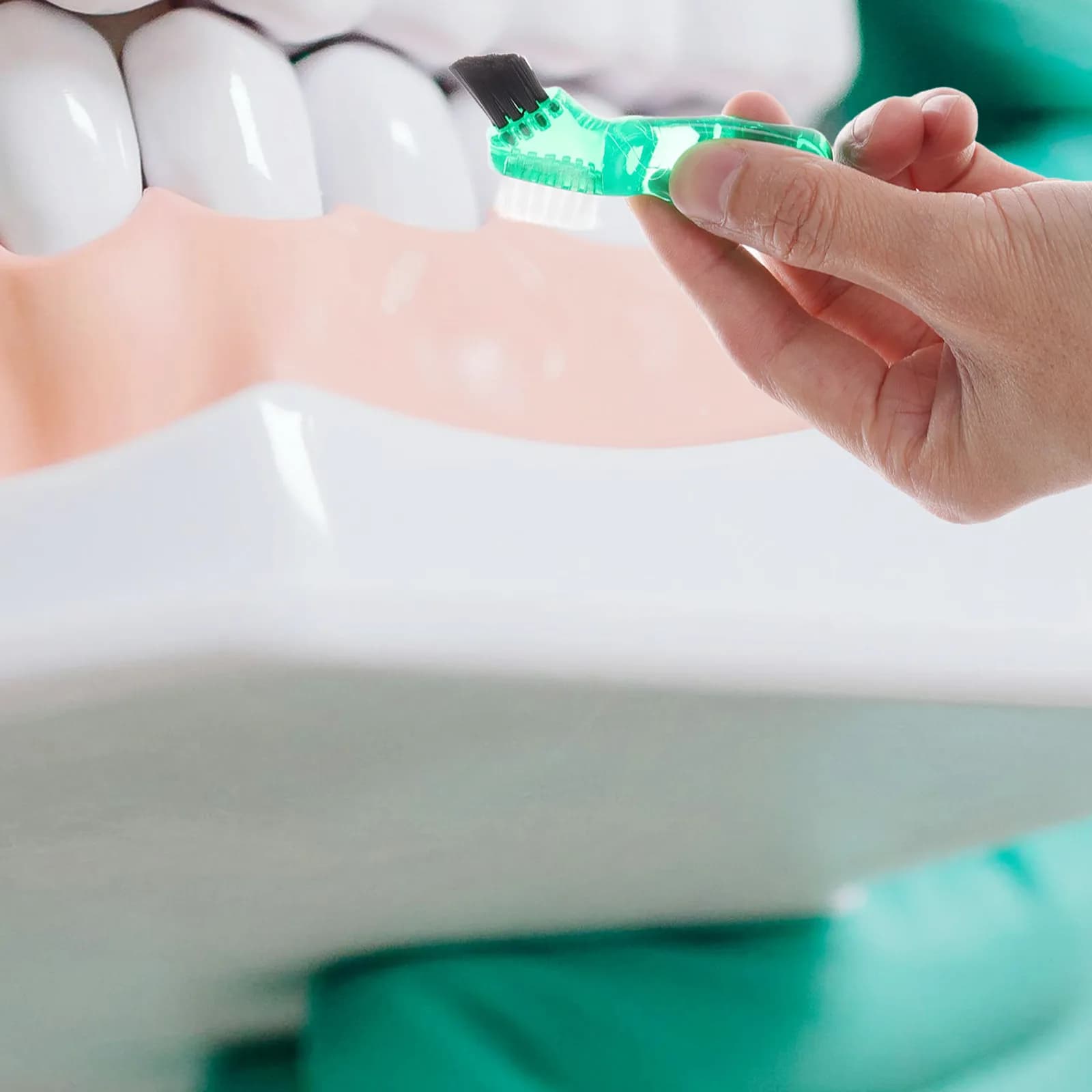 Set di 4 Spazzole per Pulizia Dentiere con Manico Corto Ergonomico Antiscivolo per Denti Finti e Manutenzione di Apparecchi Dentali