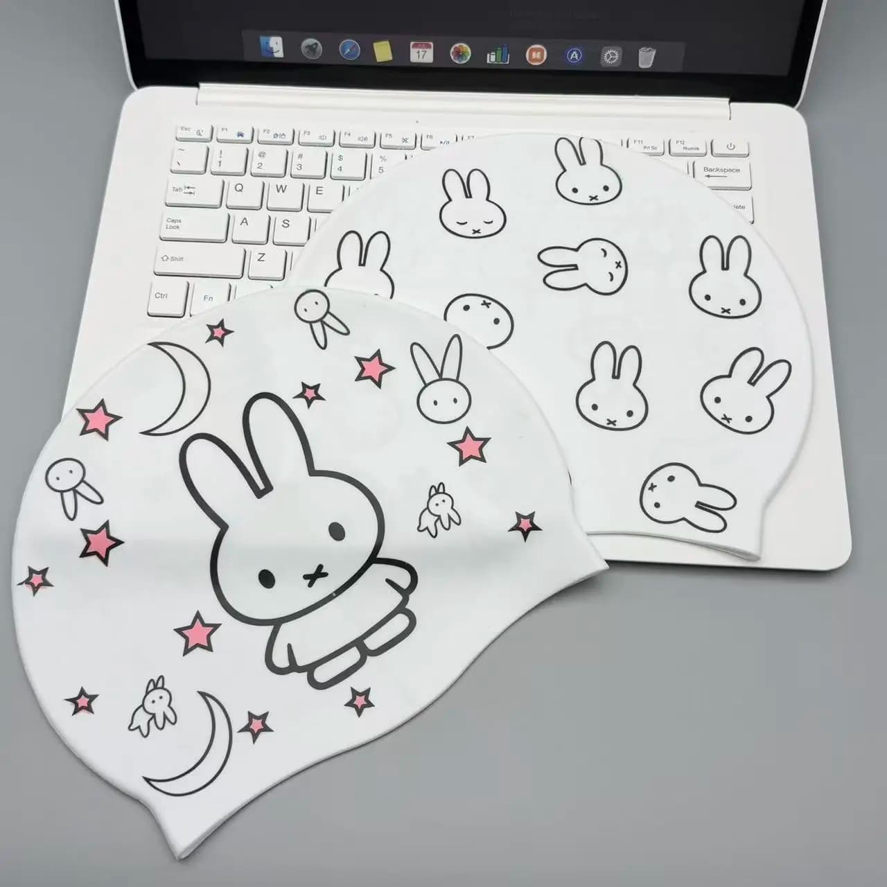 Nuovo Cuffia da Nuoto in Silicone Miffy per Donna, Modello Gao Yan, Impermeabile con Paraorecchie, Kawaii e Adorabile
