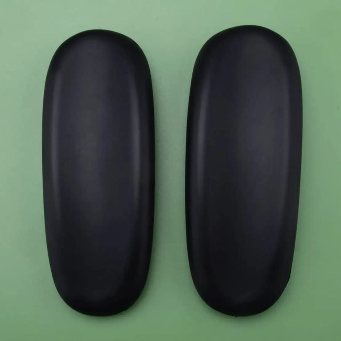 Cuscino di copertura del cappuccio del cuscino del bracciolo da 2 pezzi per sedia girevole da gioco da ufficio in pelle PU nera