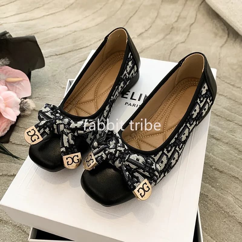 Comfortable single woman shoes French for woman Embroidered skirt with square head sexy style Small shoes scented bean