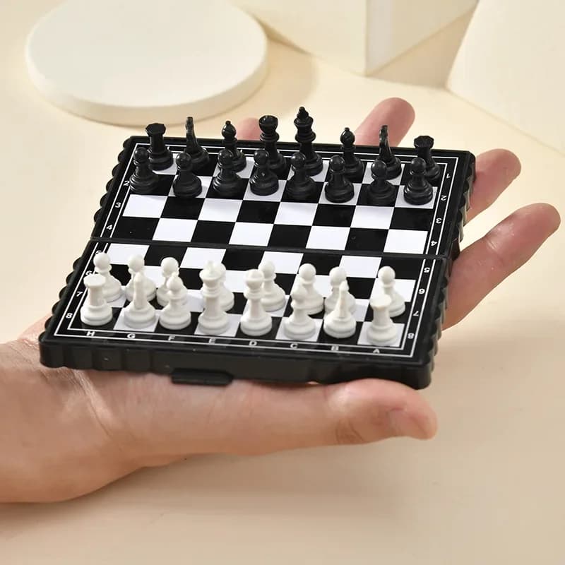 Set di scacchi magnetici portatili mini, scacchiera pieghevole, gioco da tavolo, giocattolo in plastica per bambini, per esterni QLYX03