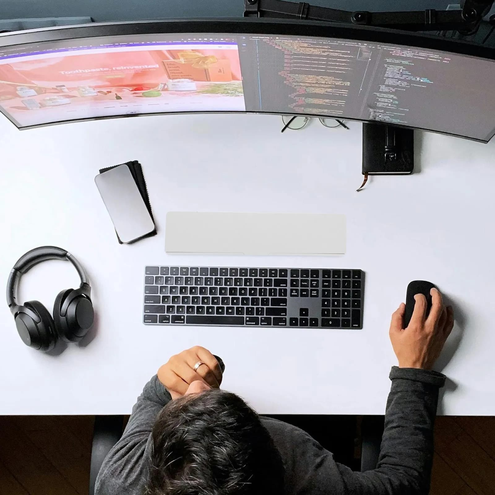 Supporto per Tastiera Meccanica con Poggiapolsi, Tappetino Mouse e Vano Portaoggetti Integrato per Penne, Chiavette USB, Schede SIM - Ergonomico da Scrivania