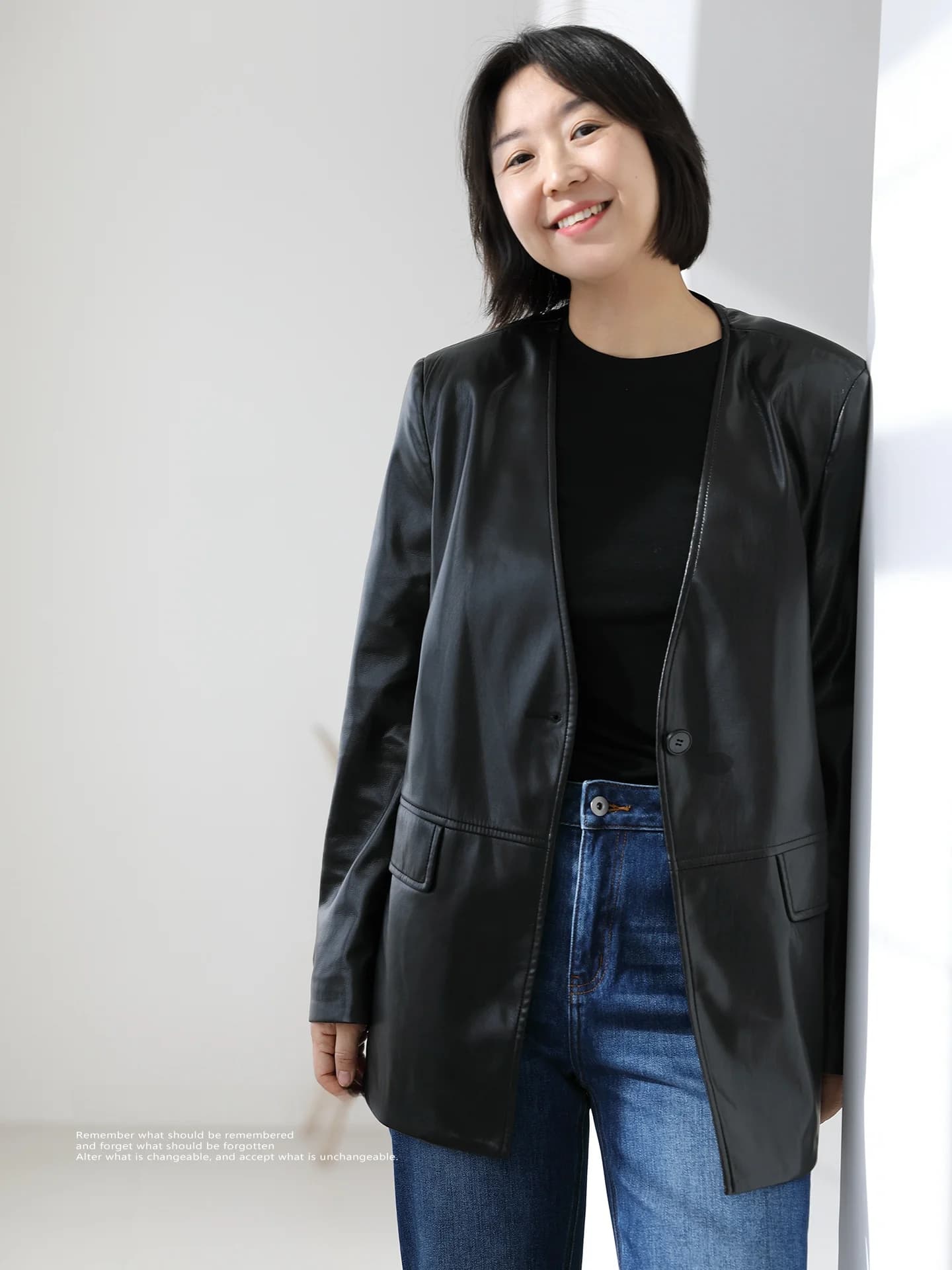 Giacca Nera in Morbida Pelle Sintetica PU con Scollo a V, Modello 4880 Intramontabile da 3 Pollici, Cappotto Lungo da Donna, Design alla Moda con Taglio Dritto