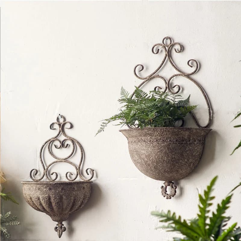 Semplice vaso da fiori semicircolare da appendere al muro, realizzato in ferro battuto antico, decorazione per balcone o corridoio, ornamento pendente per piante verdi.