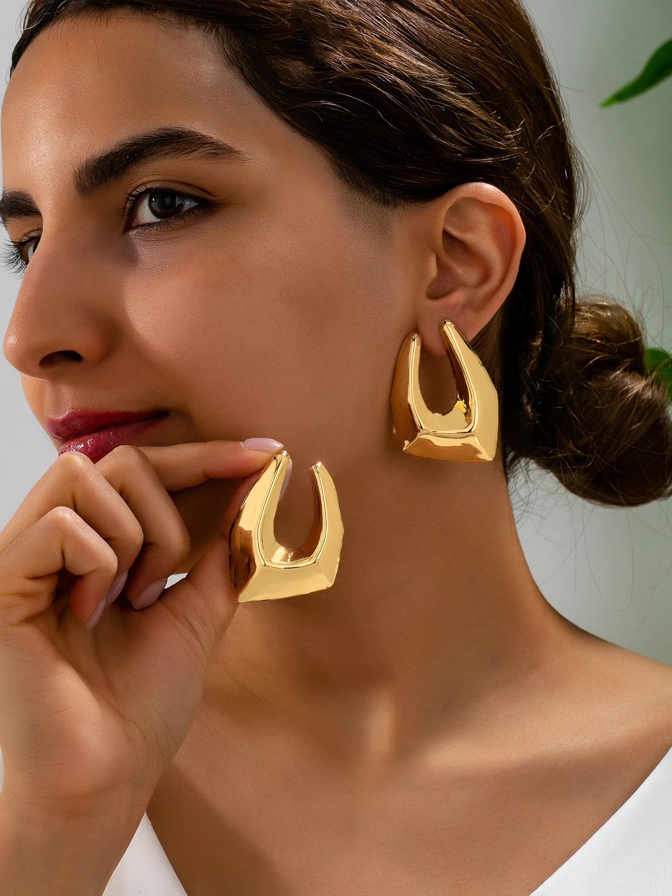 Un paio di orecchini a cerchio alla moda da donna, semplici orecchini geometrici in metallo lucido, adatti per l'uso quotidiano, le vacanze e come regalo.
