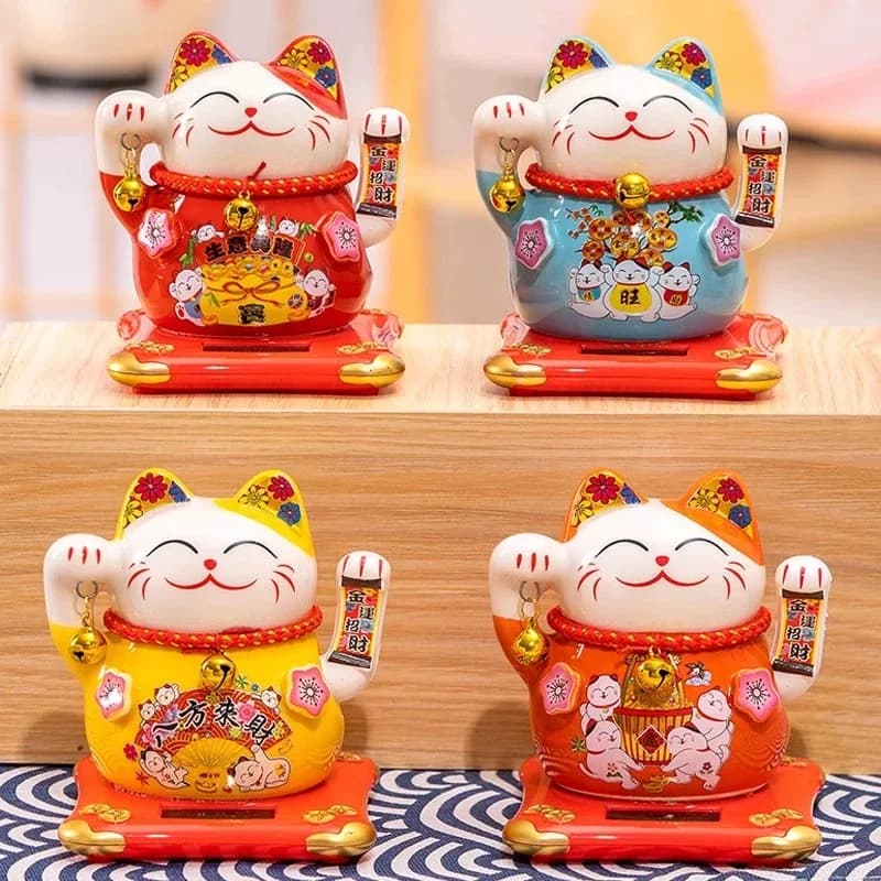 Figura di gatto fortunato in ceramica solare Decorazione interna della stanza di casa Statua di gatto della fortuna della mascotte giapponese Maneki Neko Decorazione dell'ornamento dell'auto