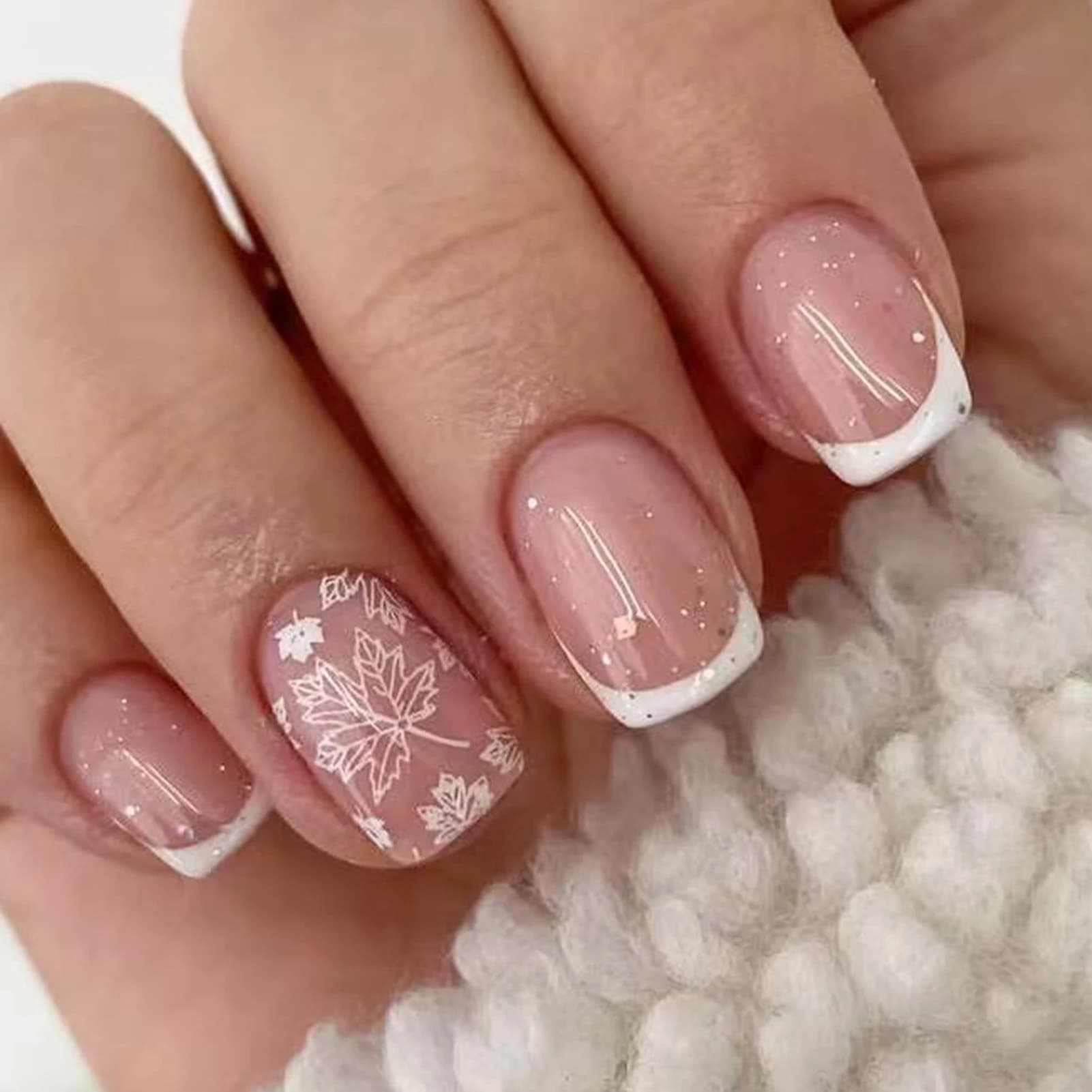 24pcs French White Fake Nails Short Coffin Head Glitter Press on Nails with leaves printed INS simple False Nail Tips for Women