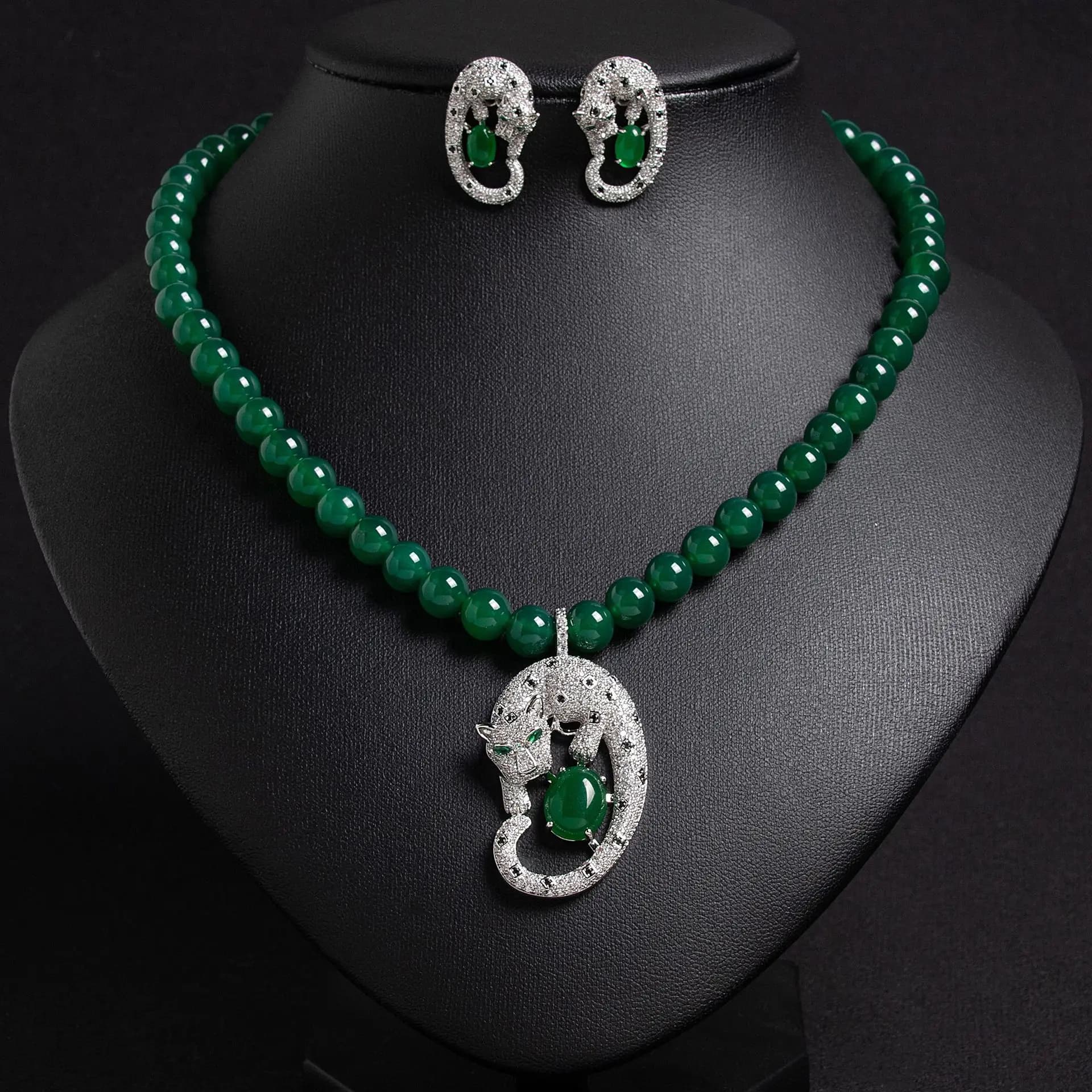 Gioielli con conchiglia di giada e perle rotonde Set per abiti da festa da sera da donna Accessori Collana con zirconi Orecchini verde bianco rosso