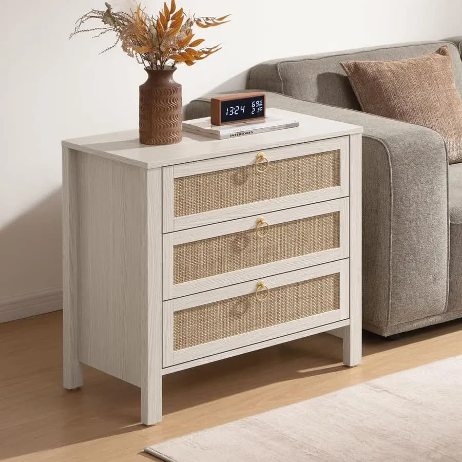 Comodino Bianco con Cassetti, Grande Tavolino da Notte in Rattan con Maniglia Dorata, Comodino a 3 Cassetti, Tavolino Alto, Tavolino Laterale Boho
