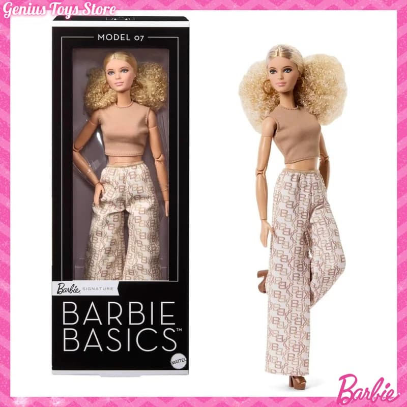 Bambola da Collezione Originale Barbie Basics 2026 Modello 07 con Capelli Biondi e Pantaloni Bianchi con Stampa Dorata, Regalo di Compleanno per Ragazze