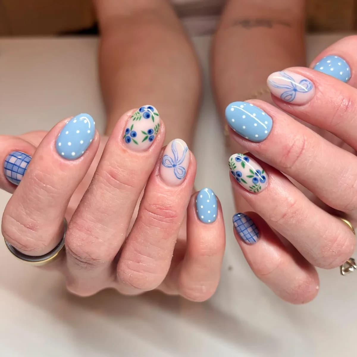 Set di 24 Unghie Finte Corte a Mandorla Blu con Design a Pois, Unghie Adesive con Fiocco Semplice, Unghie Finte Ovali