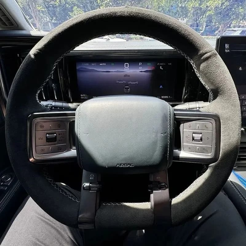 Coprivolante per auto in pelle scamosciata traspirante confortevole nero cucito a mano per interni auto personalizzati per BYD Formula Leopard 5 2024