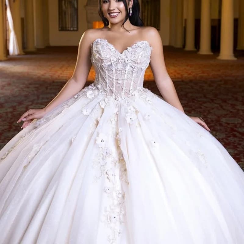 Abito Quinceanera bianco con paillettes Decalcomania Coda lunga con spalle scoperte Fiore 3D Stratificazione Fiocco Abiti da 15 Quinceanera Personalizza