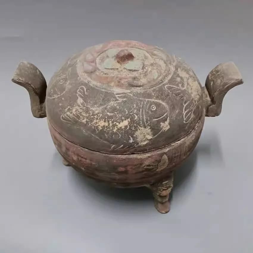 Ornamenti in ceramica antica, treppiede koi dipinto della dinastia Han, treppiede in ceramica, utensili da cucina antichi, decorazione classica dell'hotel