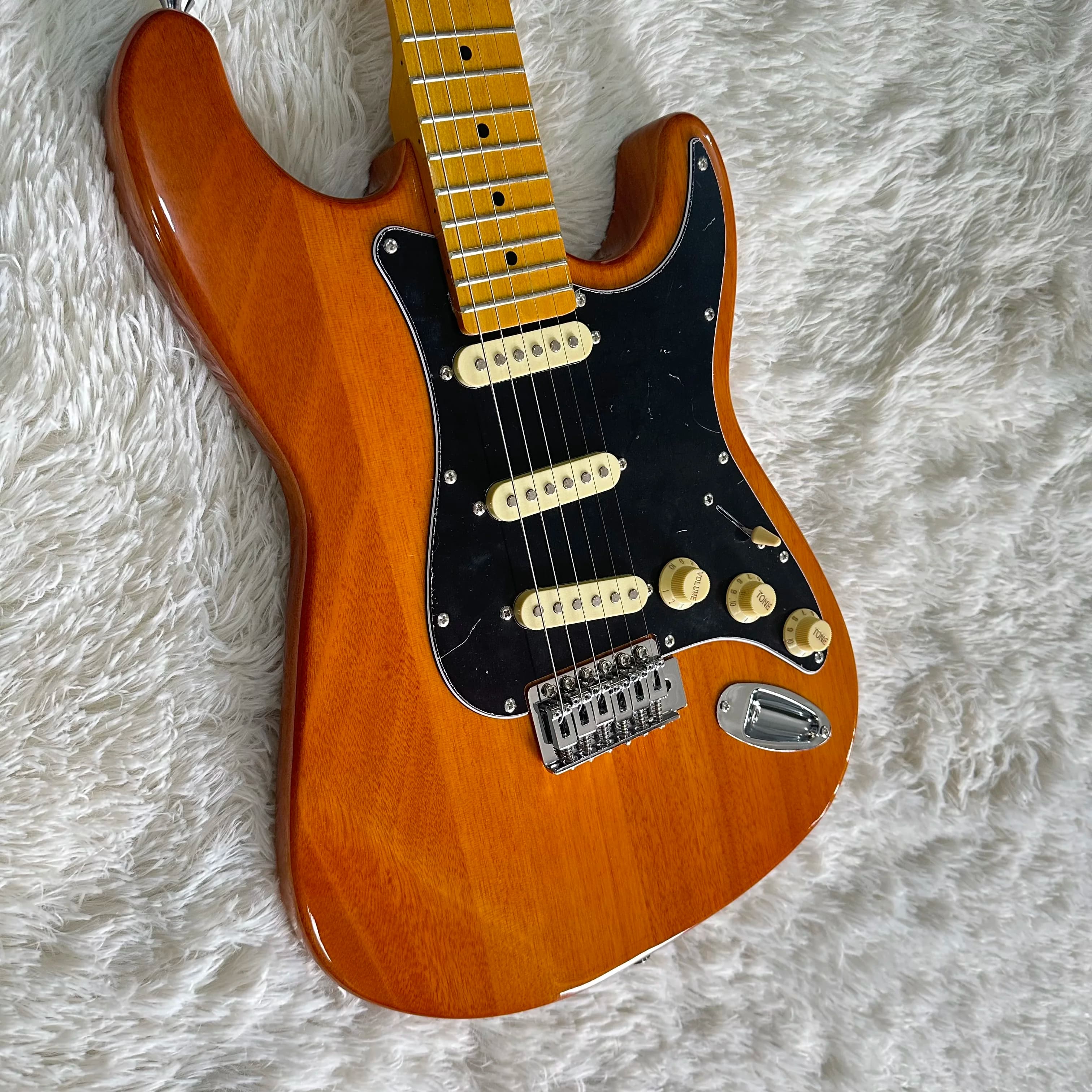 Chitarra elettrica con tastiera in acero, corpo in ontano, pickup SSS, regalo a tema chitarra elettrica, spedizione gratuita